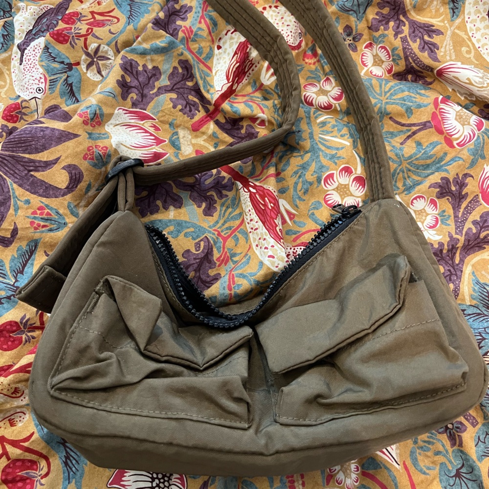 BAGGU CARGO SHOULDER BAG IN SEAWEED